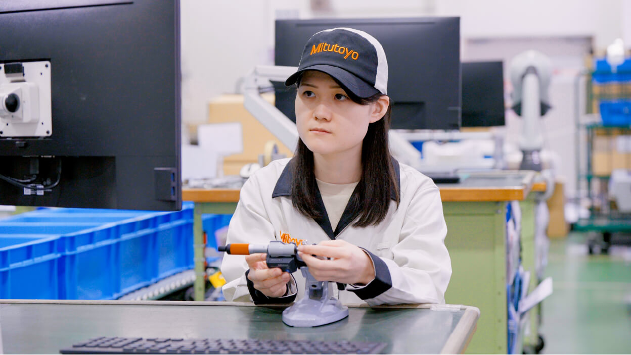 Photo of incoming inspection officer