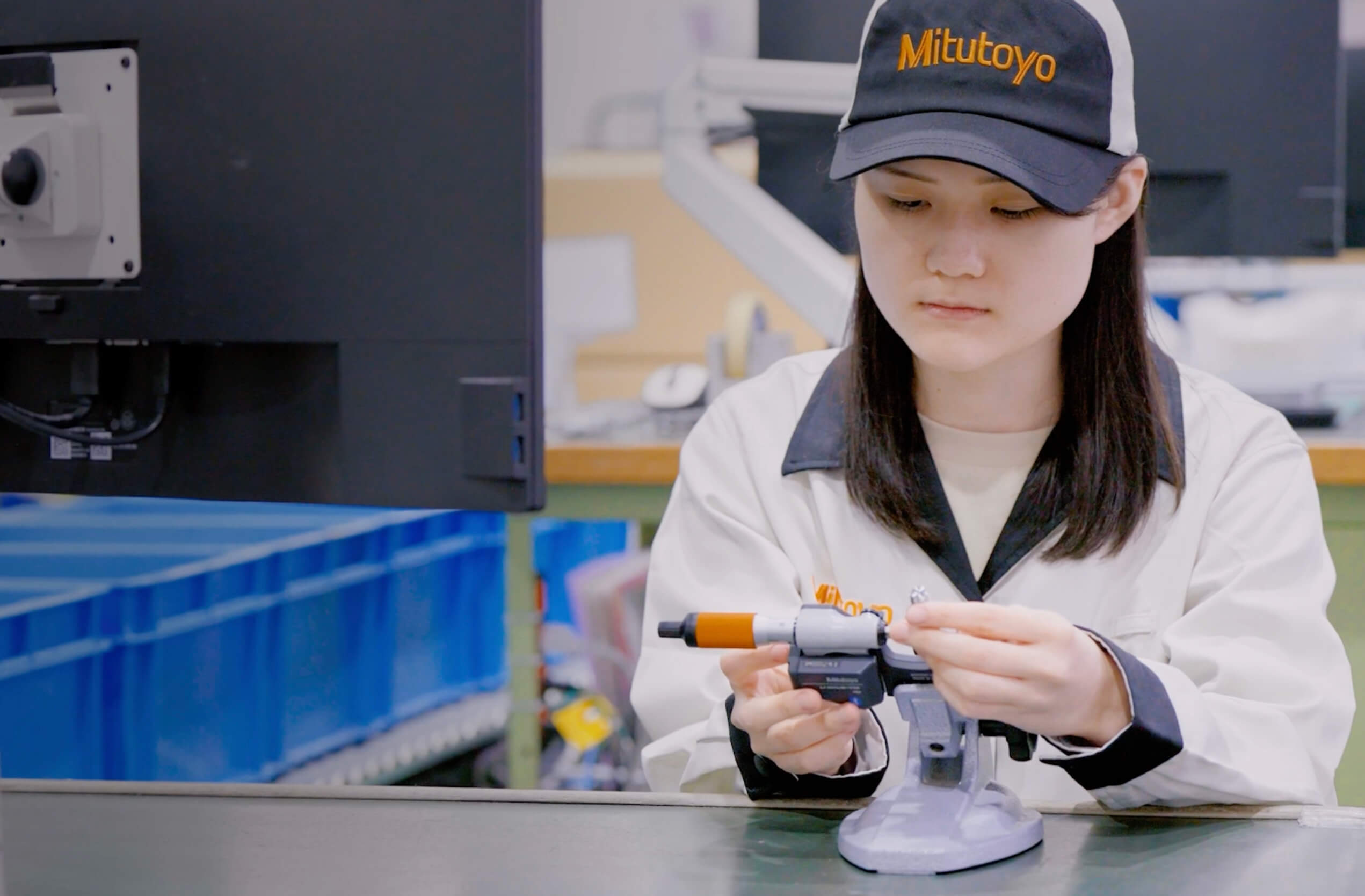 Photo of incoming inspection officer